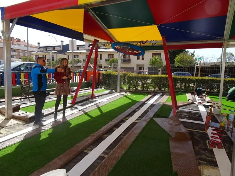 Foto 2 - Nuevo c&eacute;sped artificial para dos parques infantiles de Santa Marta