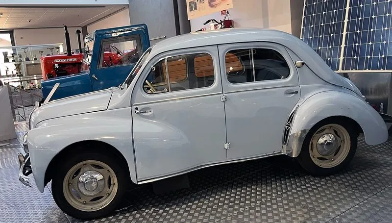Renault 4CV (4/4) en el Museo de Historia de la Automoción de Salamanca