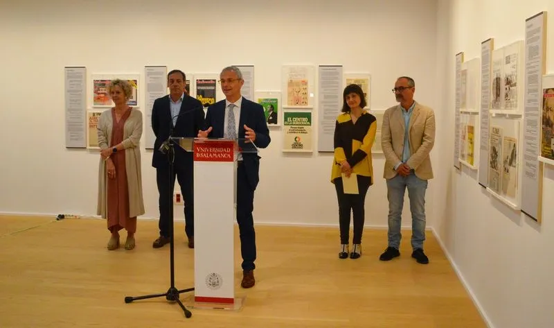 El rector de la Universidad de Salamanca, Ricardo Rivero, inaugura la exposición LENGUA Y POLÍTICA. La transición española a la democracia'. Foto USAL
