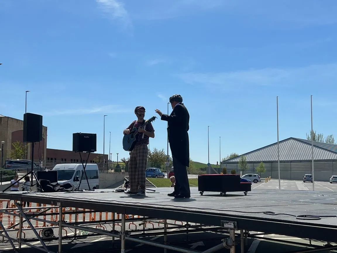 Foto 6 - Los 700 escolares de los colegios de Carbajosa disfrutan con 'Teatro en el recreo'