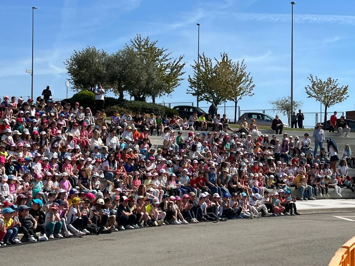 Foto 4 - Los 700 escolares de los colegios de Carbajosa disfrutan con 'Teatro en el recreo'