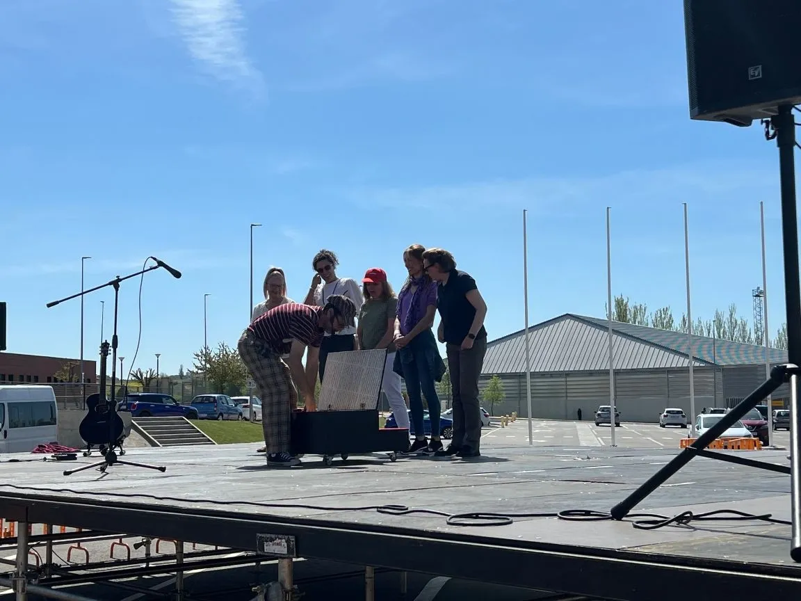 Foto 2 - Los 700 escolares de los colegios de Carbajosa disfrutan con 'Teatro en el recreo'