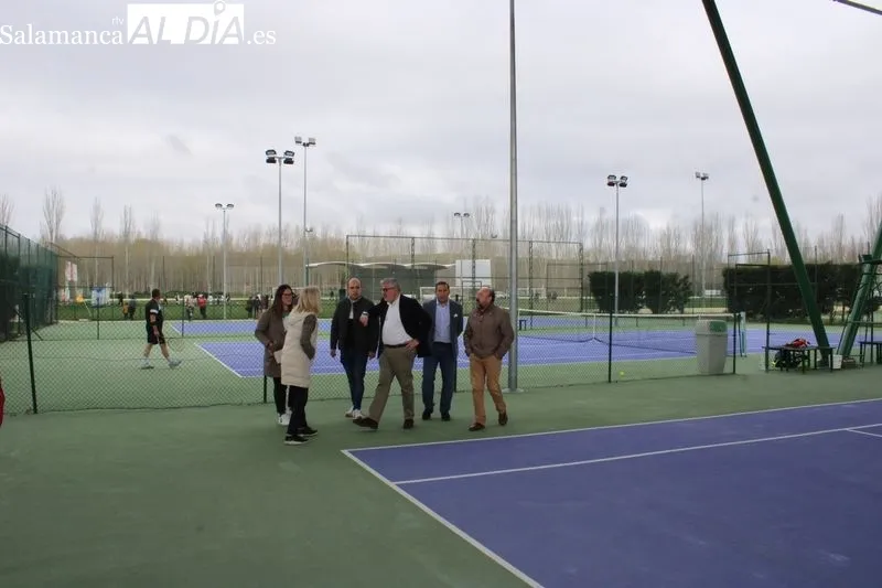 Foto 4 - Emilio Arroita visita la renovaci&oacute;n de las instalaciones deportivas de la zona de La Dehesa&nbsp;