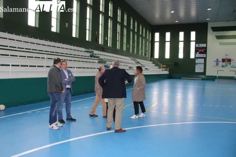 Foto 2 - Emilio Arroita visita la renovaci&oacute;n de las instalaciones deportivas de la zona de La Dehesa&nbsp;