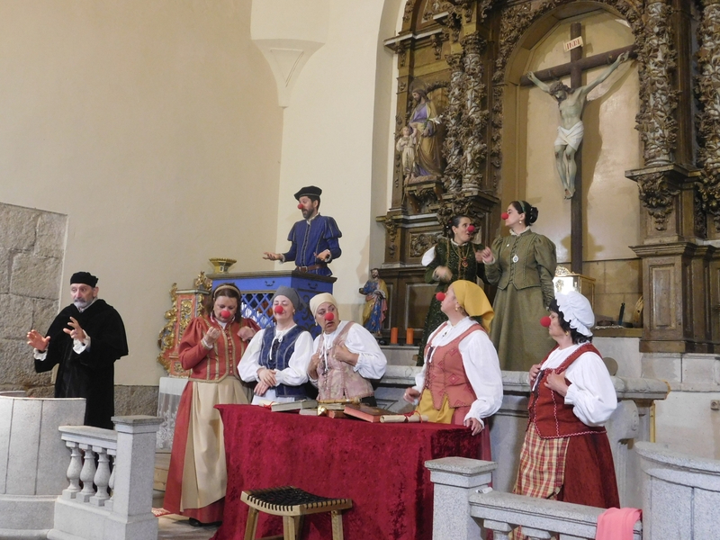 El grupo de teatro 'Lazarillo de Tormes' interpreta en Villaseco de los Reyes la obra 'Buscando a Nebrija'