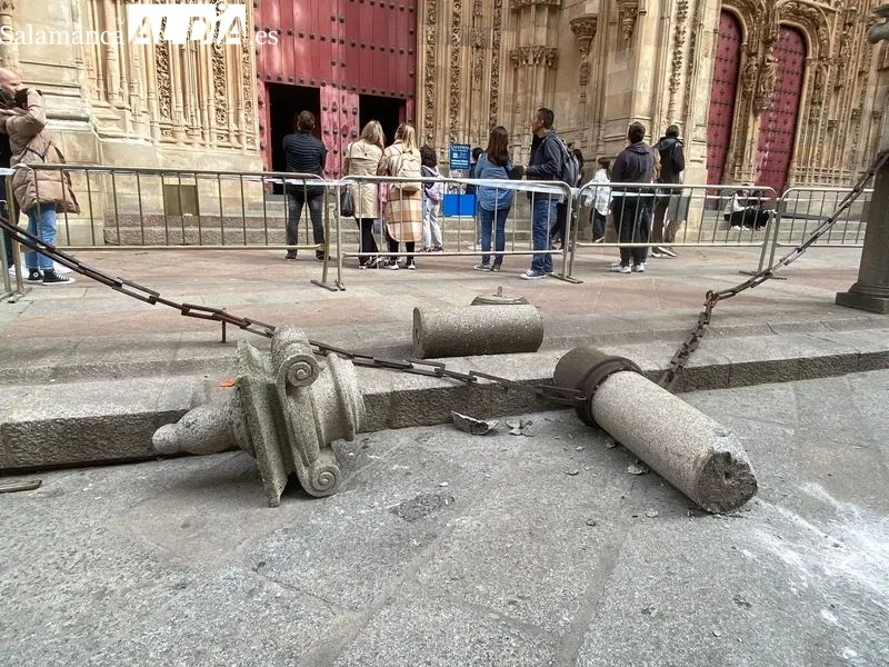 Foto 3 - Un veh&iacute;culo choca y derriba una de las columnas de la Catedral