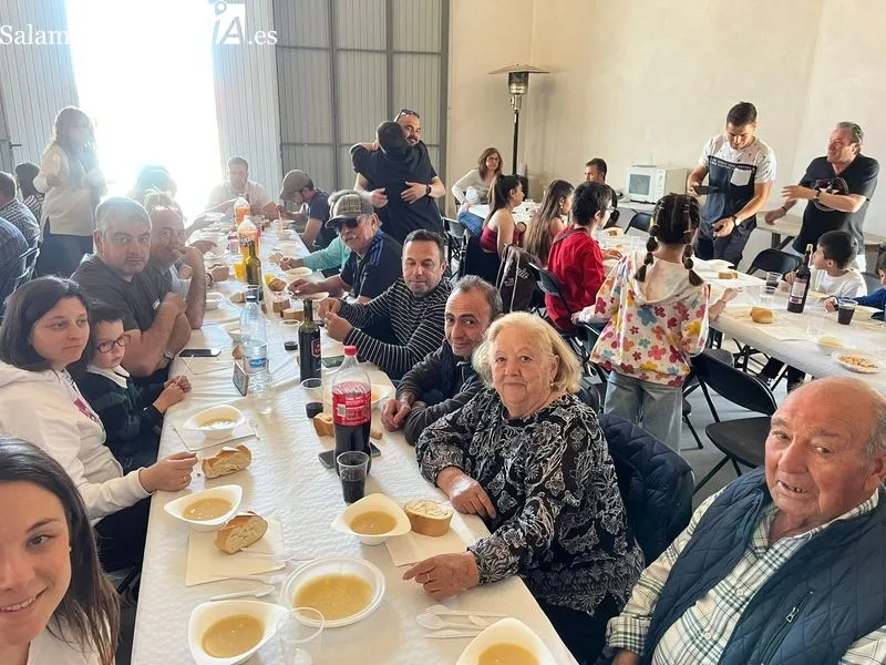 Los vecinos de Gejo de los Reyes disfrutan de un completo cocido en buena compañía