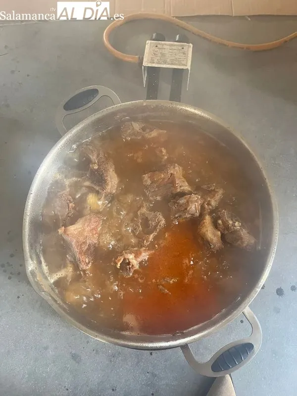Los vecinos de Gejo de los Reyes disfrutan de un completo cocido en buena compañía