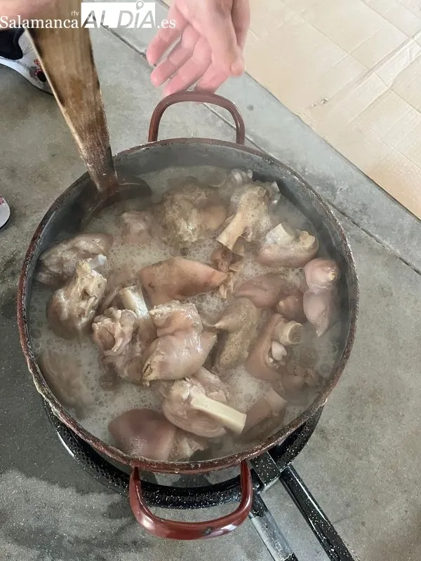 Los vecinos de Gejo de los Reyes disfrutan de un completo cocido en buena compañía