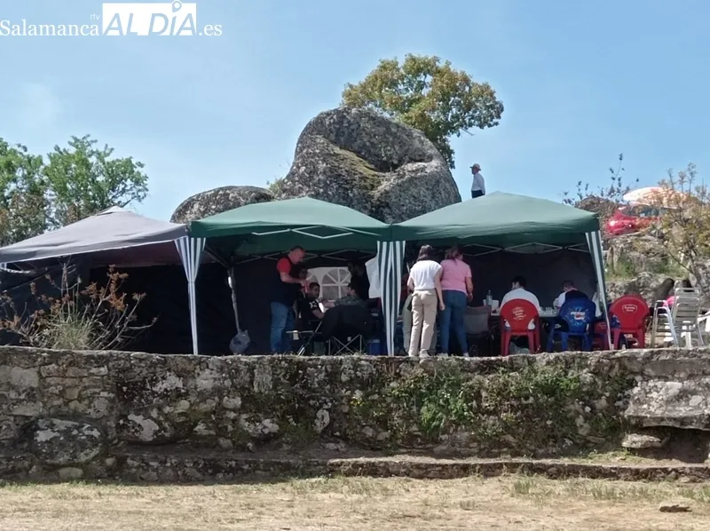 Fiesta del Lunes de Pascua en el Teso de San Cristóbal en Villarino de los Aires / FOTOS: JOSE RODRÍGUEZ GUARDE 