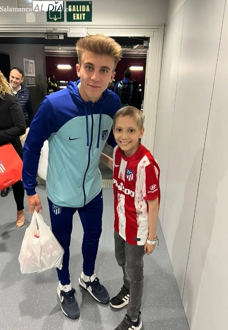 Galería de imágenes de la 'Princesa Guerrera Futbolera' con la gente del Atleti / Fotos: M4RÍA