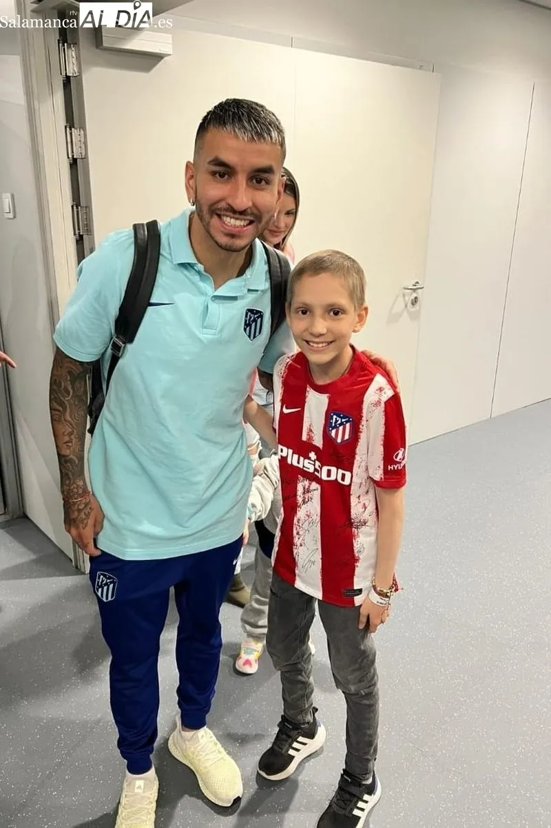Galería de imágenes de la 'Princesa Guerrera Futbolera' con la gente del Atleti / Fotos: M4RÍA