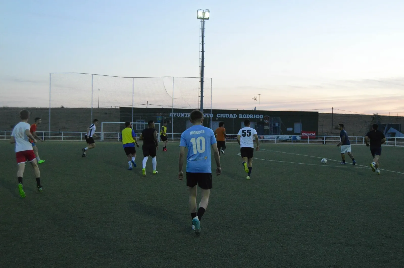 El equipo, en el césped / Fotos: UD Mirobrigense