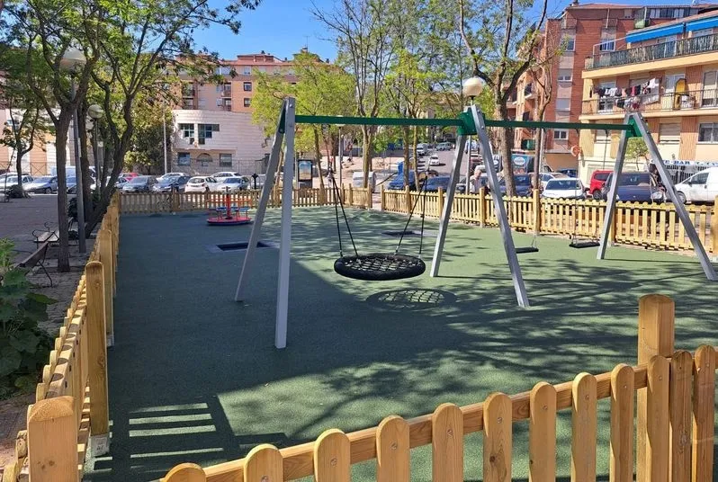 Nueva zona de juegos infantiles y jardines en el bulevar de Jesús García Rodríguez