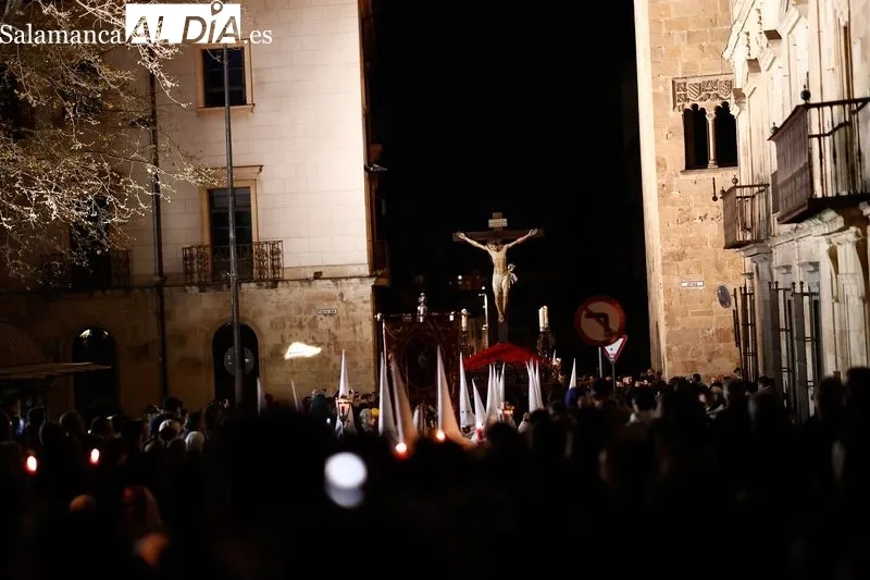 Foto 14 - Solemne y conmovedora procesi&oacute;n del Cristo Yacente