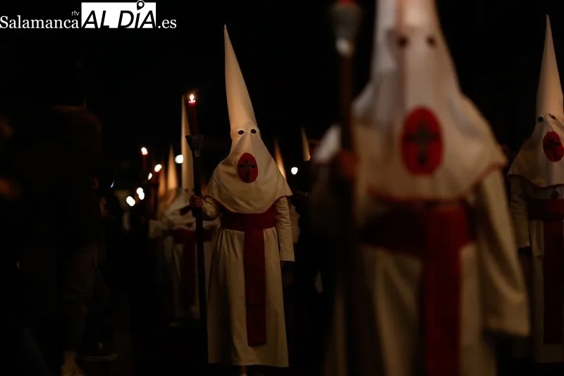 Foto 10 - Solemne y conmovedora procesi&oacute;n del Cristo Yacente