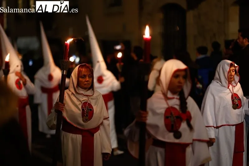 Foto 8 - Solemne y conmovedora procesi&oacute;n del Cristo Yacente