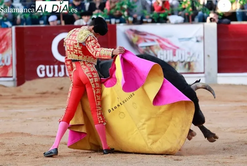 Foto 12 - Morante, De Justo y Diosleguarde en volandas en una tarde de buen toreo y emociones en Guijuelo
