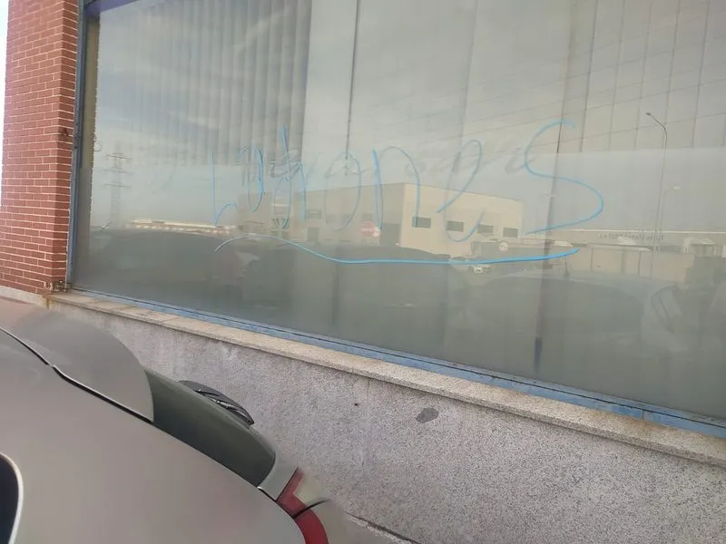 Foto 18 - Trabajadores del transporte sanitario de Salamanca protestan con pinchazos de ruedas, pintadas y bloqueo de cerraduras