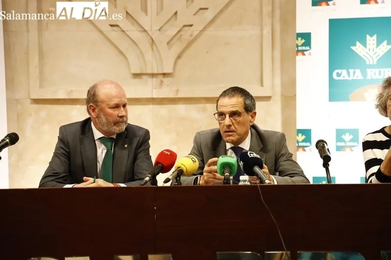 Firma del acuerdo con el presidente de la Unión de Cajas Rurales de Castilla y León, Ernesto Moronta, y el presidente de la Unión Regional de Cooperativas Agroalimentarias de Castilla y León, Fernando Antúnez. Foto de David Sañudo