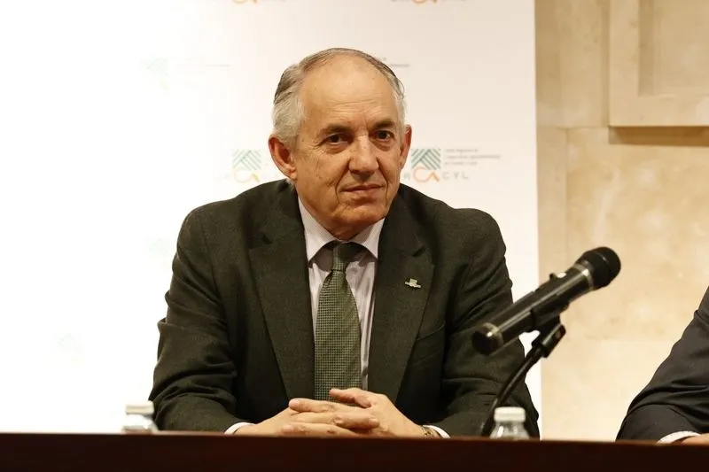 Firma del acuerdo de la Unión de Cajas Rurales de Castilla y León y  la Unión Regional de Cooperativas Agroalimentarias de Castilla y León. Foto de David Sañudo