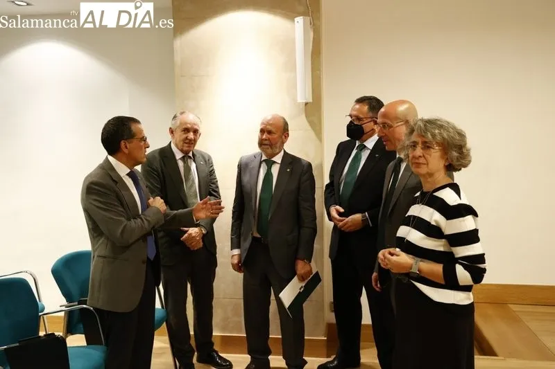 Firma del acuerdo con el presidente de la Unión de Cajas Rurales de Castilla y León, Ernesto Moronta, y el presidente de la Unión Regional de Cooperativas Agroalimentarias de Castilla y León, Fernando Antúnez. Foto de David Sañudo