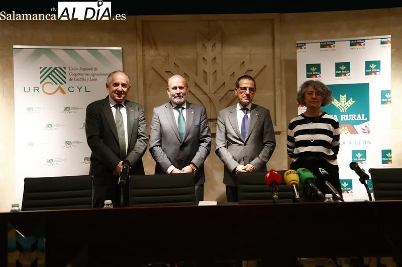 Firma del acuerdo con el presidente de la Unión de Cajas Rurales de Castilla y León, Ernesto Moronta, y el presidente de la Unión Regional de Cooperativas Agroalimentarias de Castilla y León, Fernando Antúnez. Foto de David Sañudo