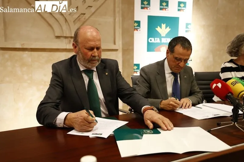 Firma del acuerdo con el presidente de la Unión de Cajas Rurales de Castilla y León, Ernesto Moronta, y el presidente de la Unión Regional de Cooperativas Agroalimentarias de Castilla y León, Fernando Antúnez. Foto de David Sañudo