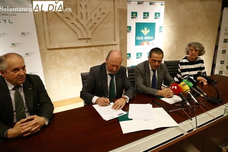 Firma del acuerdo con el presidente de la Unión de Cajas Rurales de Castilla y León, Ernesto Moronta, y el presidente de la Unión Regional de Cooperativas Agroalimentarias de Castilla y León, Fernando Antúnez. Foto de David Sañudo