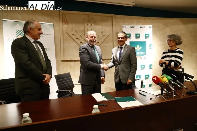Firma del acuerdo con el presidente de la Unión de Cajas Rurales de Castilla y León, Ernesto Moronta, y el presidente de la Unión Regional de Cooperativas Agroalimentarias de Castilla y León, Fernando Antúnez. Foto de David Sañudo