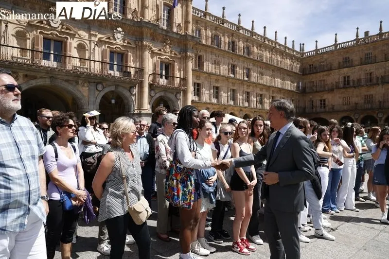 Homenaje en la Plaza Mayor a la profesora de español asesinada en Francia
