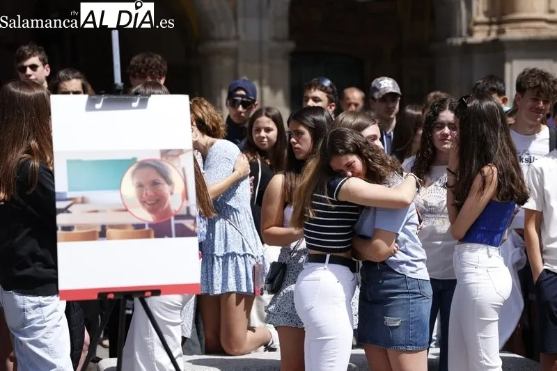 Homenaje en la Plaza Mayor a la profesora de español asesinada en Francia