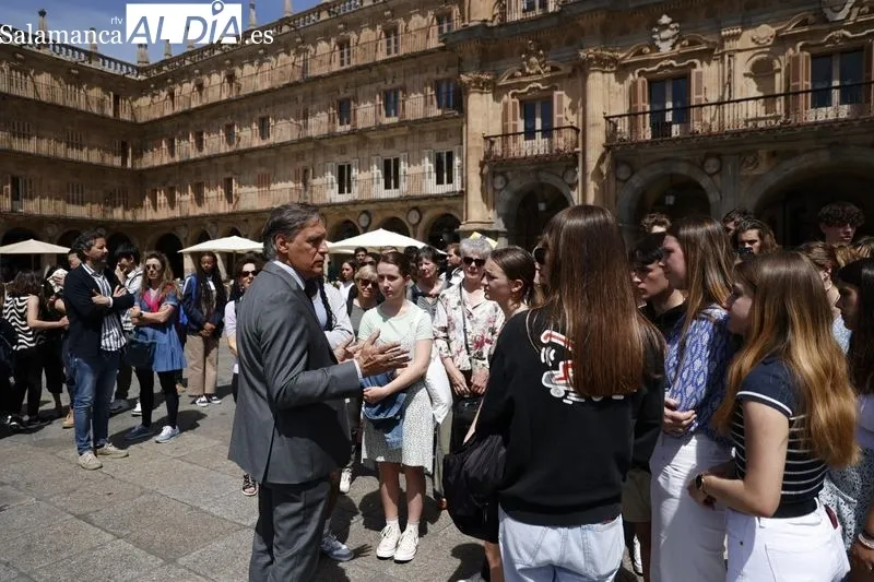 Homenaje en la Plaza Mayor a la profesora de español asesinada en Francia