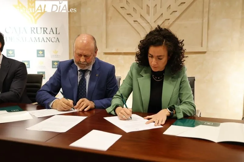 Firma del convenio entre Caja Rural de Salamanca y el Colegio Oficial de Farmacéuticos de Salamanca