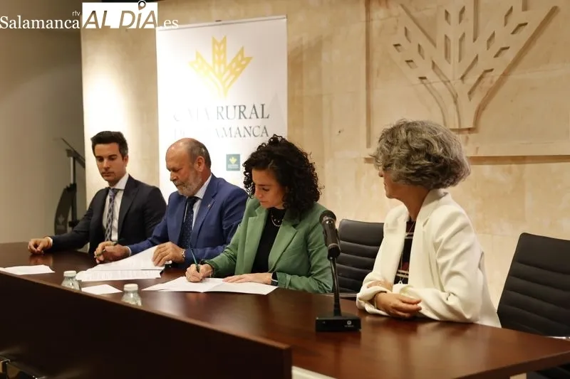 Firma del convenio entre Caja Rural de Salamanca y el Colegio Oficial de Farmacéuticos de Salamanca