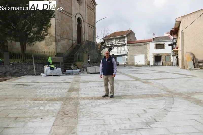 Julián Martín, alcalde de Villarino, en la plaza del Sagrado 