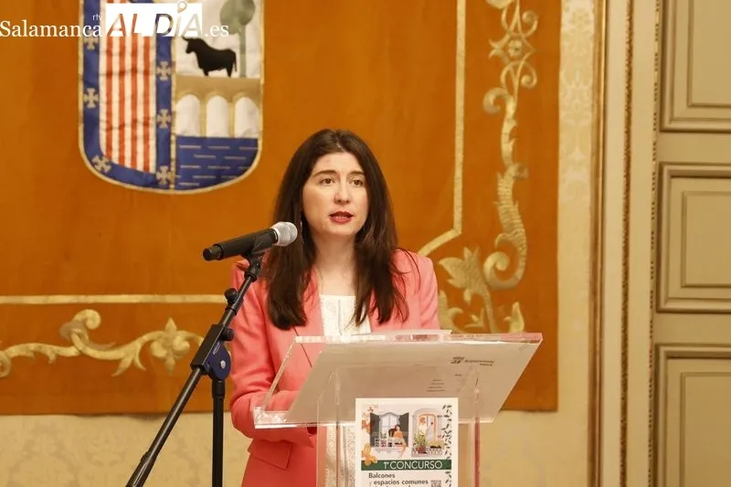 Presentación en el Ayuntamiento del primer 'Concurso de balcones y espacios comunes privados verdes LIFE Vía de la Plata', con la concejala de Medio Ambiente, Miryam Rodríguez. Foto de David Sañudo