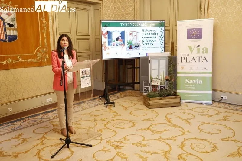 Presentación en el Ayuntamiento del primer 'Concurso de balcones y espacios comunes privados verdes LIFE Vía de la Plata', con la concejala de Medio Ambiente, Miryam Rodríguez. Foto de David Sañudo