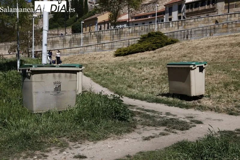 Contenedores junto al Puente Romano con motivo del Lunes de Aguas. Foto de David Sañudo