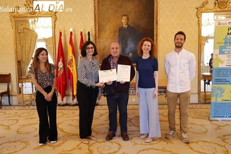 Entrega en el Ayuntamiento de diplomas del Curso de Atención Sociosanitaria del CEFOL. Foto de David Sañudo