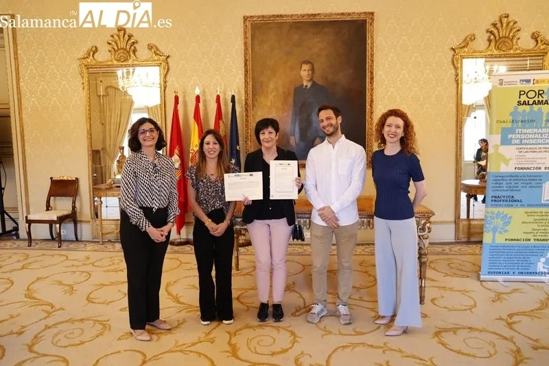Entrega en el Ayuntamiento de diplomas del Curso de Atención Sociosanitaria del CEFOL. Foto de David Sañudo