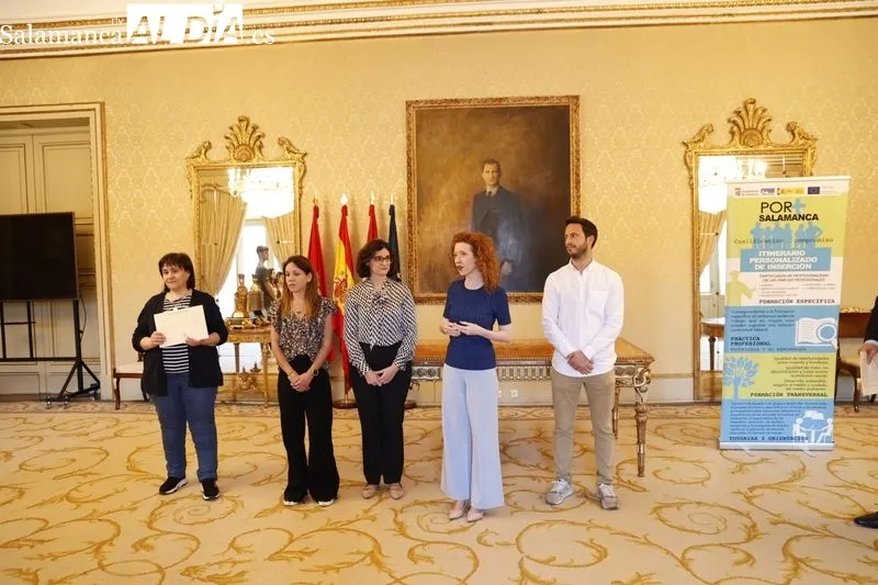 Entrega en el Ayuntamiento de diplomas del Curso de Atención Sociosanitaria del CEFOL. Foto de David Sañudo