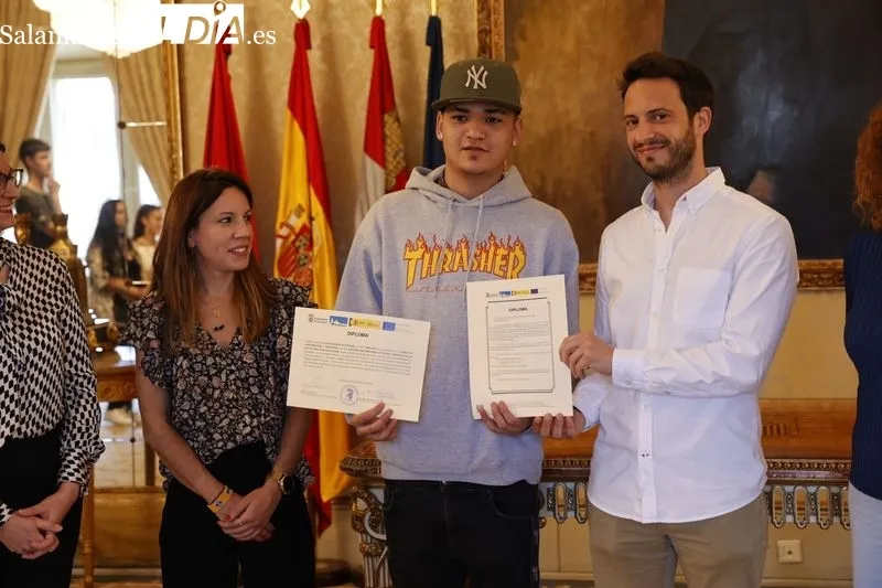 Entrega en el Ayuntamiento de diplomas del Curso de Atención Sociosanitaria del CEFOL. Foto de David Sañudo