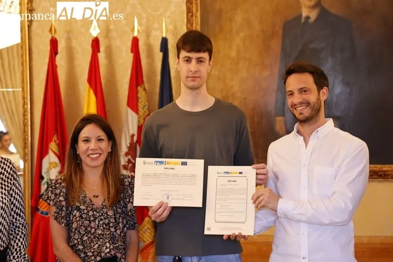Entrega en el Ayuntamiento de diplomas del Curso de Atención Sociosanitaria del CEFOL. Foto de David Sañudo