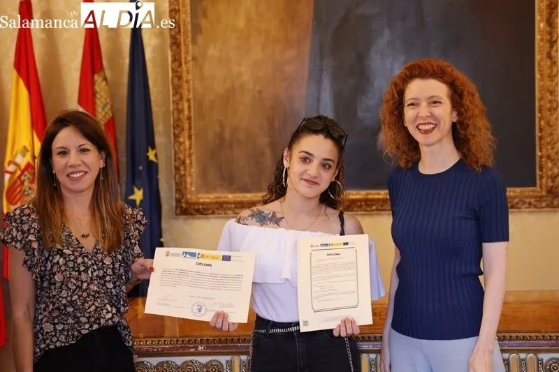 Entrega en el Ayuntamiento de diplomas del Curso de Atención Sociosanitaria del CEFOL. Foto de David Sañudo