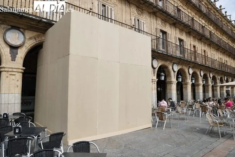 La Plaza Mayor ya cuenta con el andamio y las protecciones necesarias para tallar el relieve con la figura de Alfonso IX en uno de los medallones. Fotos: David Sañudo