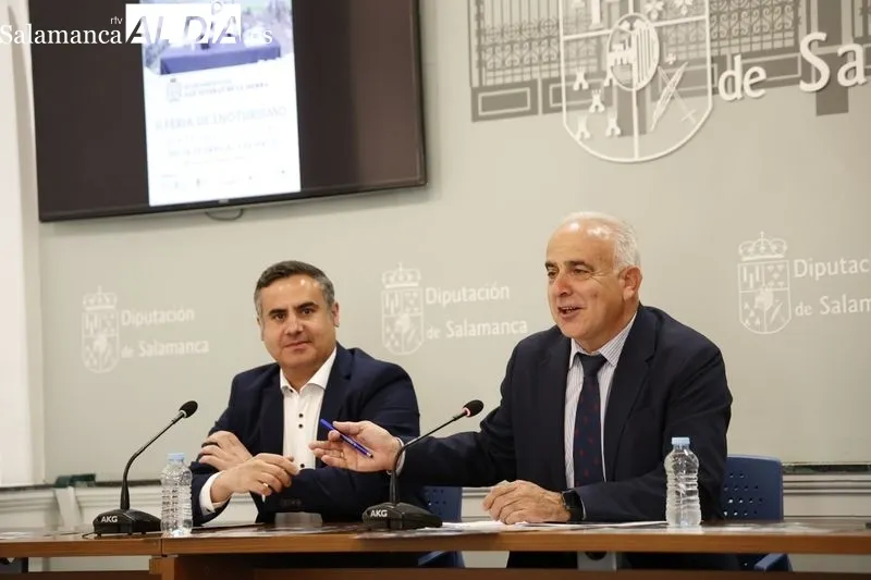 El diputado de ferias, Jesús María Ortiz y el diputado provincial y alcalde de San Esteban de la Sierra, Antonio Labrador, presentan la II Feria de Enoturismo. Foto David Sañudo