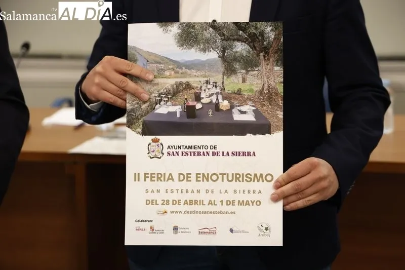 El diputado de ferias, Jesús María Ortiz y el diputado provincial y alcalde de San Esteban de la Sierra, Antonio Labrador, presentan la II Feria de Enoturismo. Foto David Sañudo