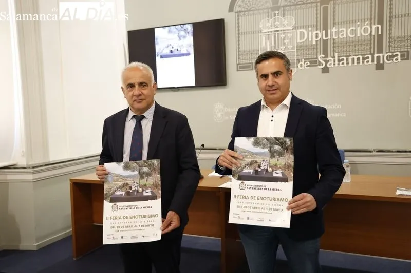 El diputado de ferias, Jesús María Ortiz y el diputado provincial y alcalde de San Esteban de la Sierra, Antonio Labrador, presentan la II Feria de Enoturismo. Foto David Sañudo