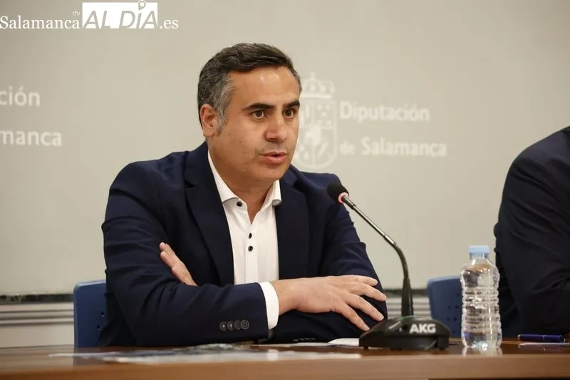 El diputado de ferias, Jesús María Ortiz y el diputado provincial y alcalde de San Esteban de la Sierra, Antonio Labrador, presentan la II Feria de Enoturismo. Foto David Sañudo